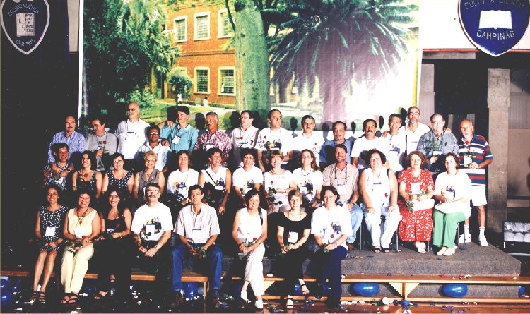 Clique para ampliar e passe o cursor sobre as pessoas.